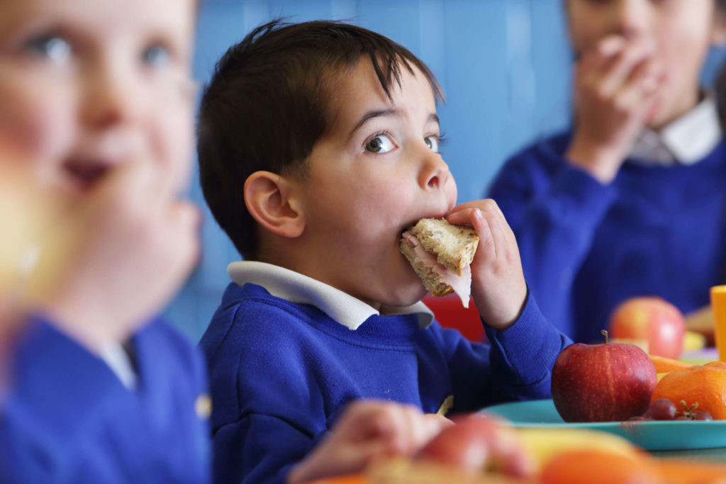 Une nouvelle taxe de 4 % sur les résidents les plus riches financera des repas scolaires gratuits dans le Massachusetts