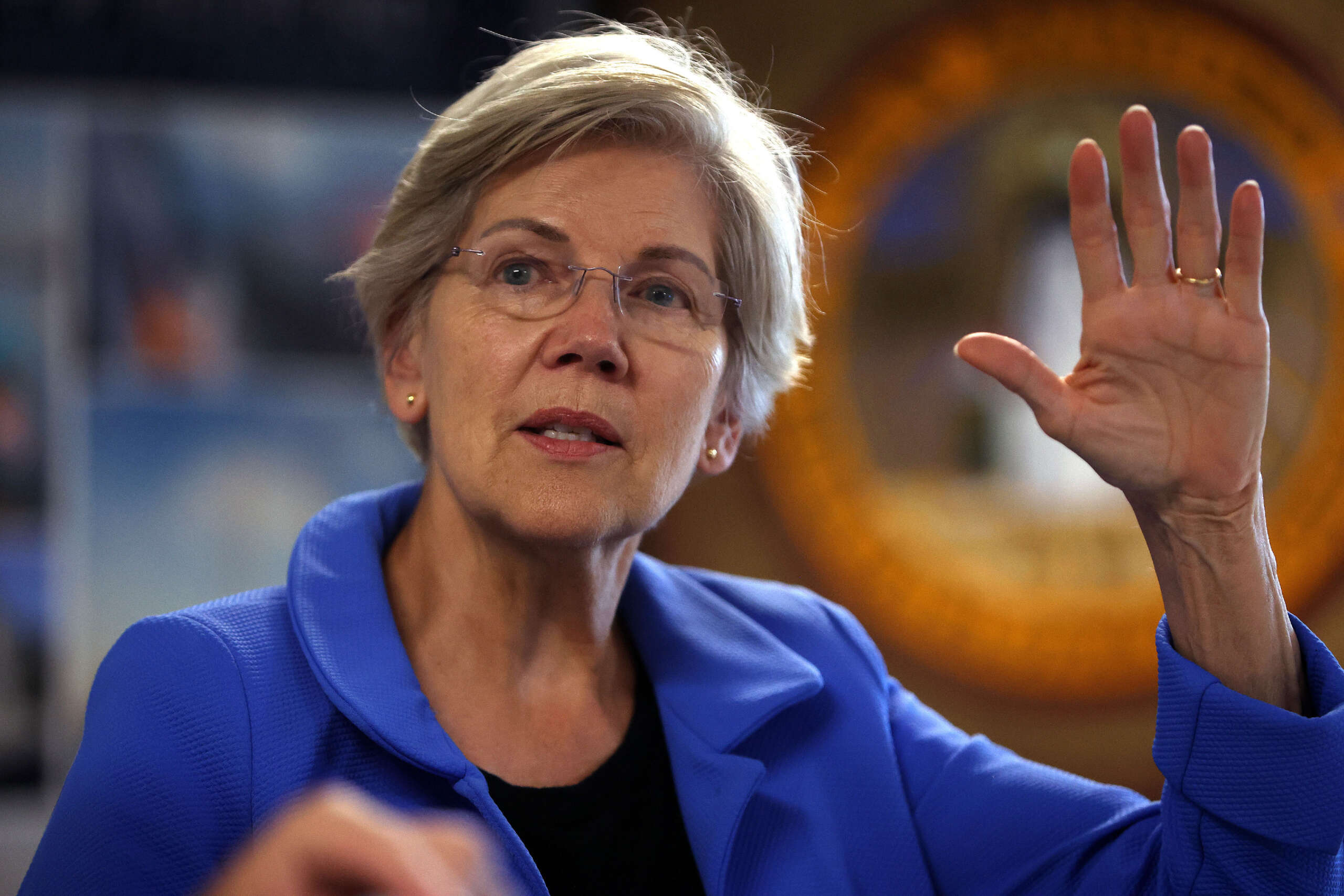 Warren critique les entreprises de préparation de déclarations de revenus pour faire pression contre les services gratuits de déclaration de revenus