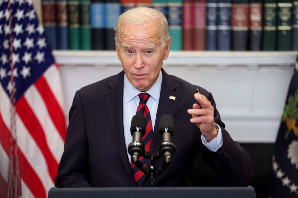 Biden condamne « l’atmosphère empoisonnée » au Congrès après l’éviction de McCarthy