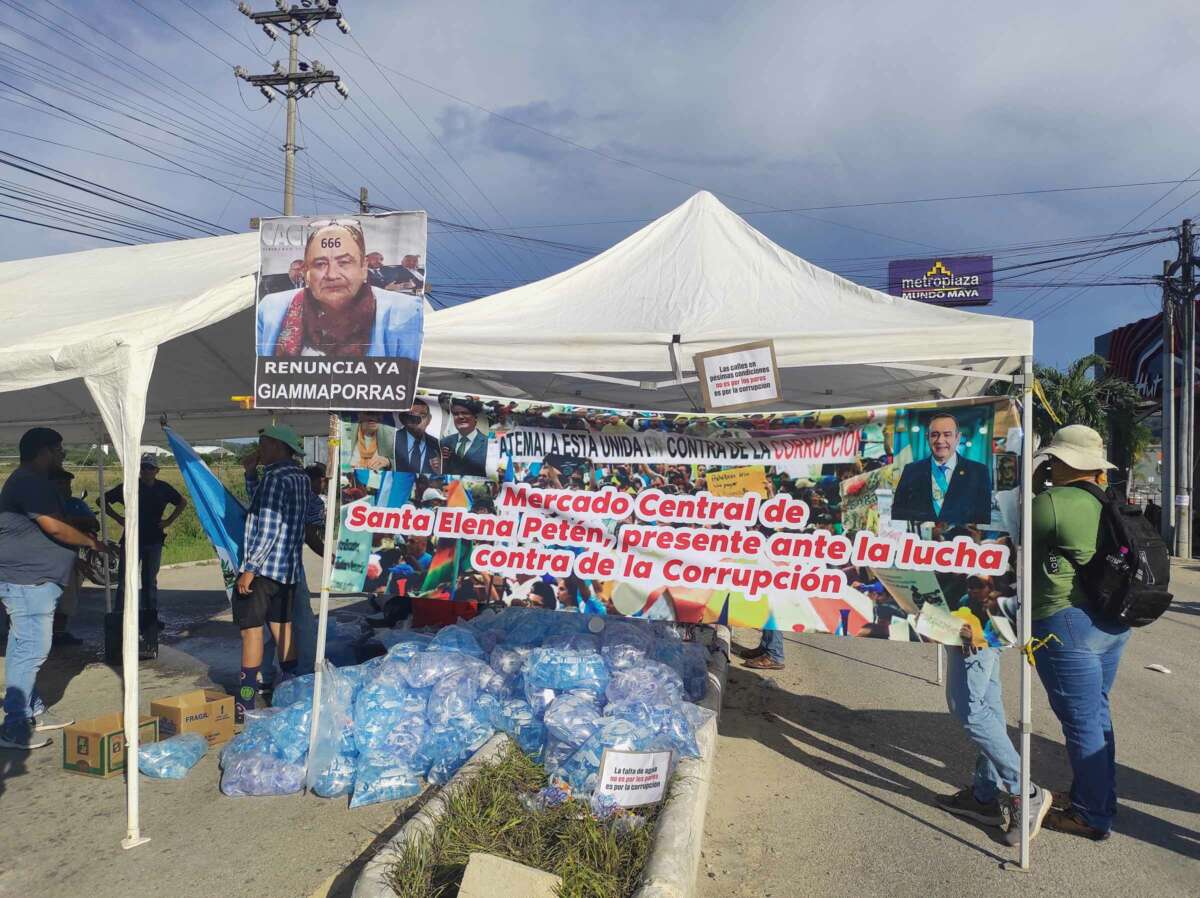 Des sacs d'eau donnés sont empilés lors d'un blocus de protestation à Santa Elena, Petén, à près de 300 miles au nord de la ville de Guatemala.