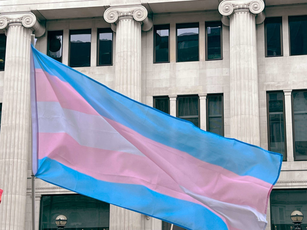 Les nouvelles lignes directrices du Nebraska pour les jeunes trans assimilées à une thérapie de conversion