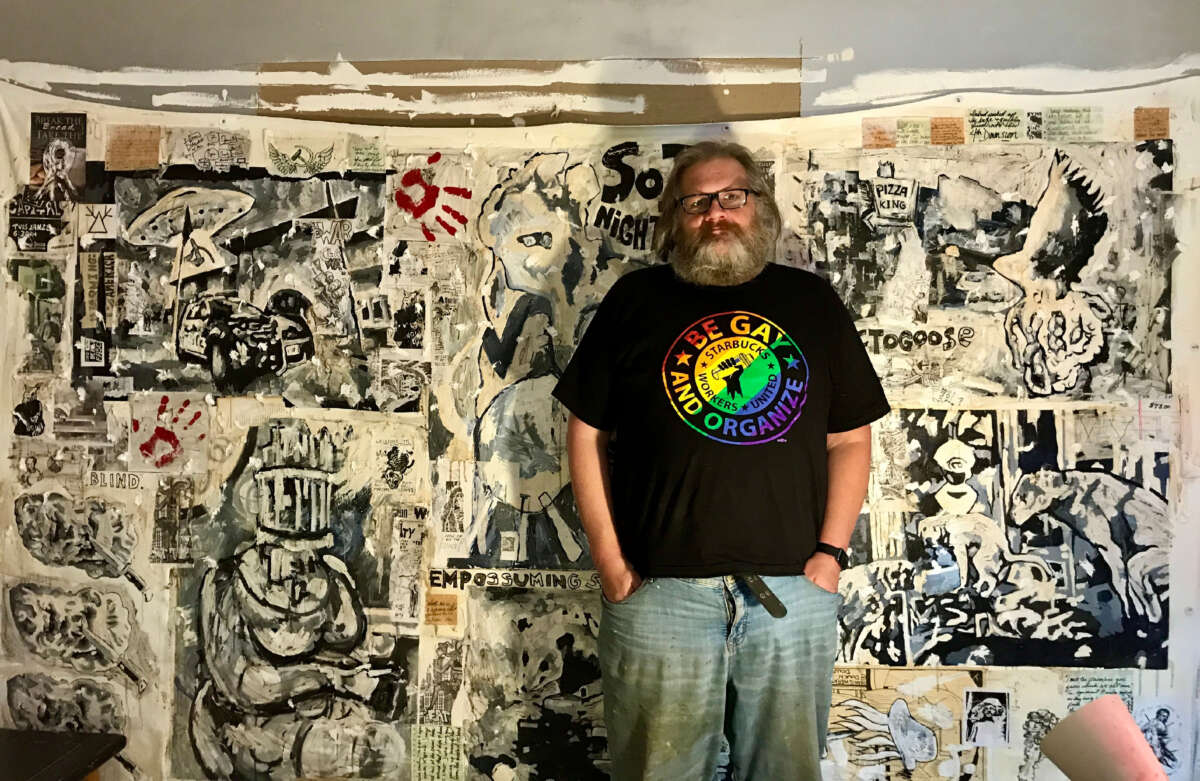 Adam Turl, coprésident de la DSA, devant son nouveau travail sur l'autonomie corporelle exposé au Born Again Labor Museum à Carbondale, Illinois.