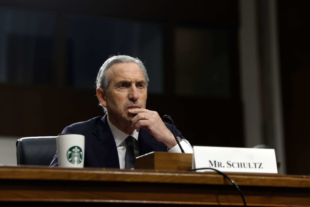 Schultz a enfreint la loi en menaçant un employé pro-syndical de Starbucks, selon un juge