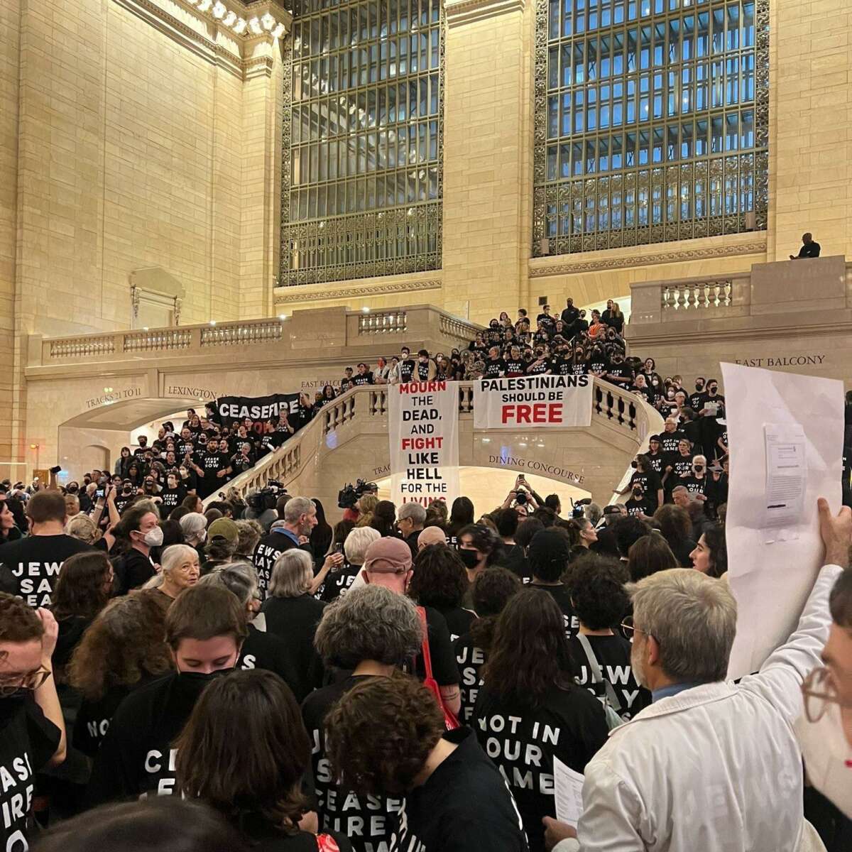 Les manifestants organisent un sit-in massif à la gare Grand Central pour exiger un cessez-le-feu.