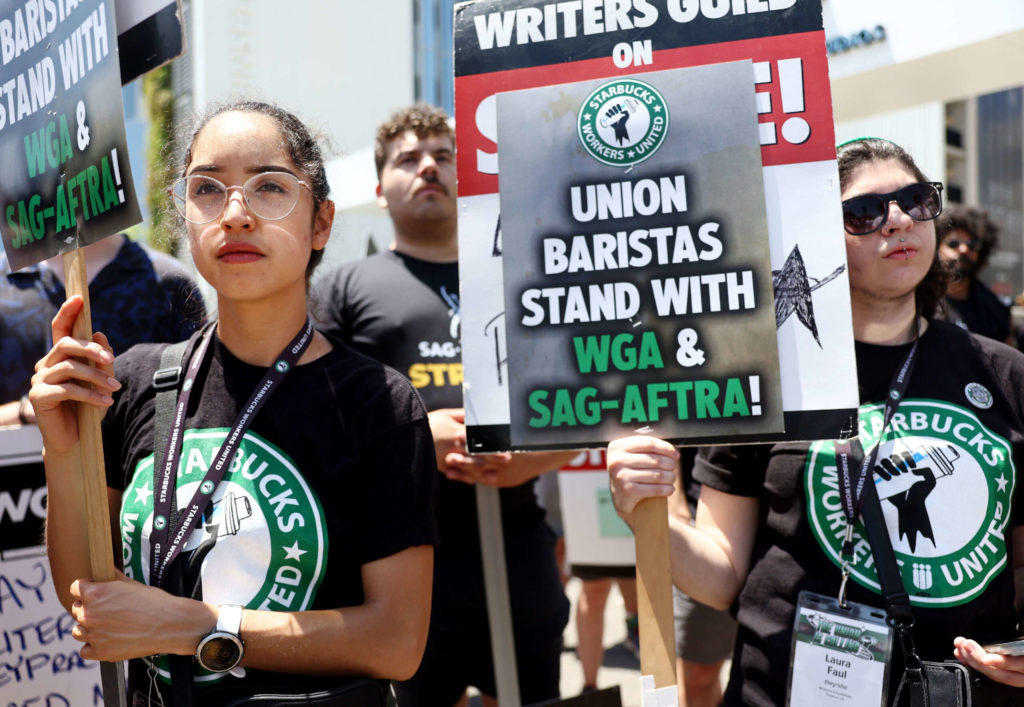 Un juge déclare que Starbucks a illégalement retenu les augmentations et les avantages sociaux des travailleurs syndiqués
