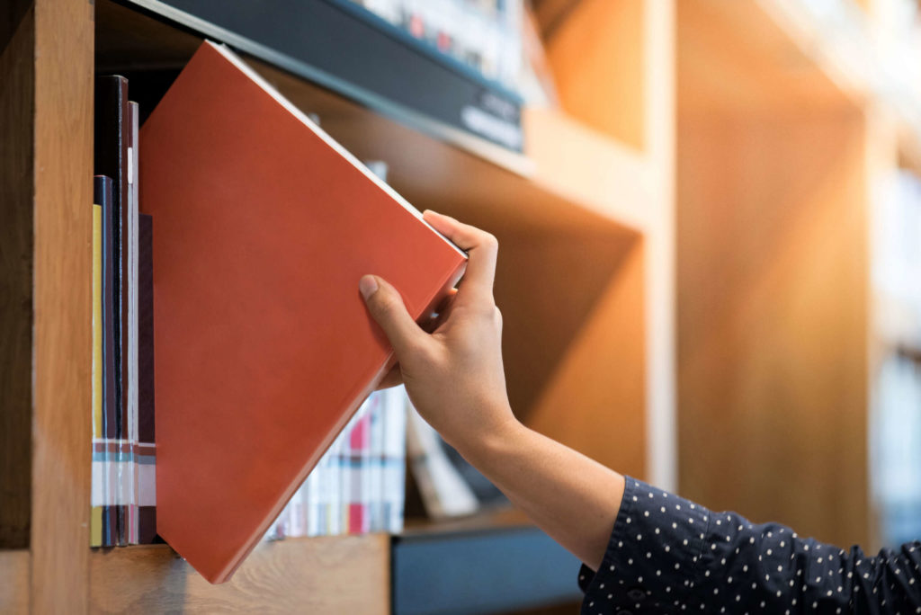 Un bibliothécaire de l'Arkansas qui a été licencié pour avoir refusé d'appliquer l'interdiction de livres s'exprime