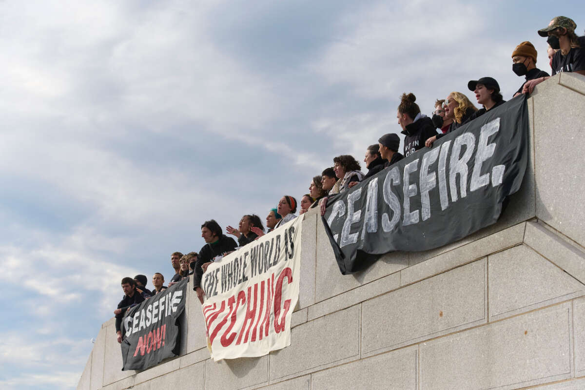 Les manifestants de Jewish Voice for Peace appellent à un cessez-le-feu à Gaza, devant la Statue de la Liberté.