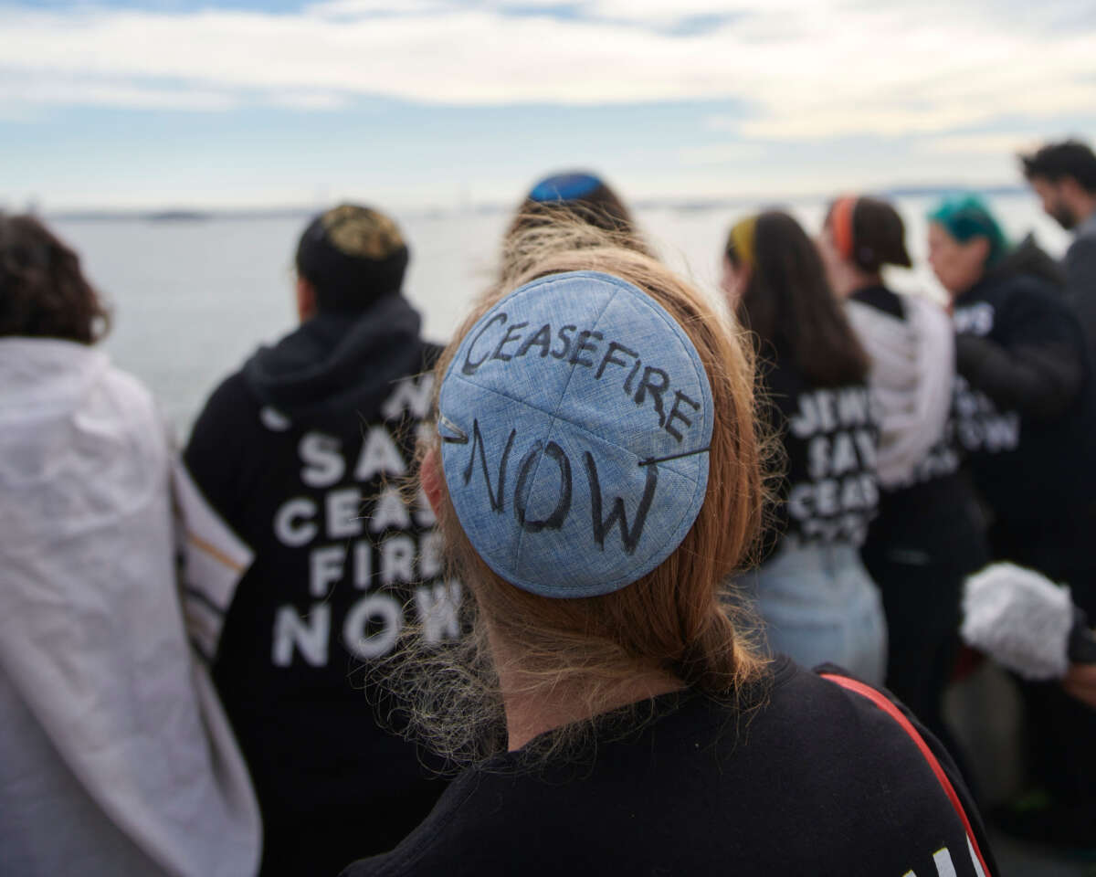 Les manifestants de Jewish Voice for Peace appellent à un cessez-le-feu à Gaza, devant la Statue de la Liberté.