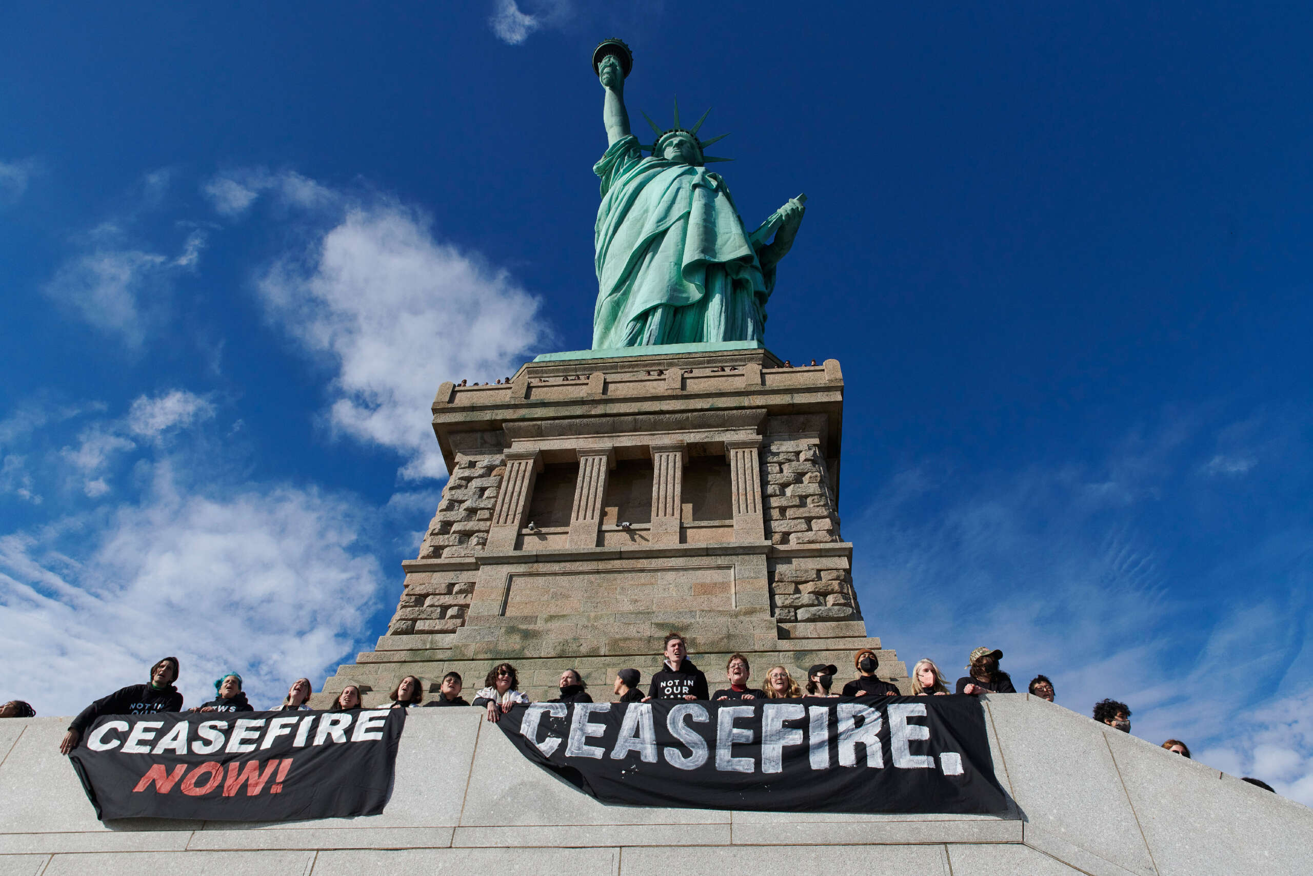 La Voix juive pour la paix s’empare de la Statue de la Liberté pour protester contre le cessez-le-feu