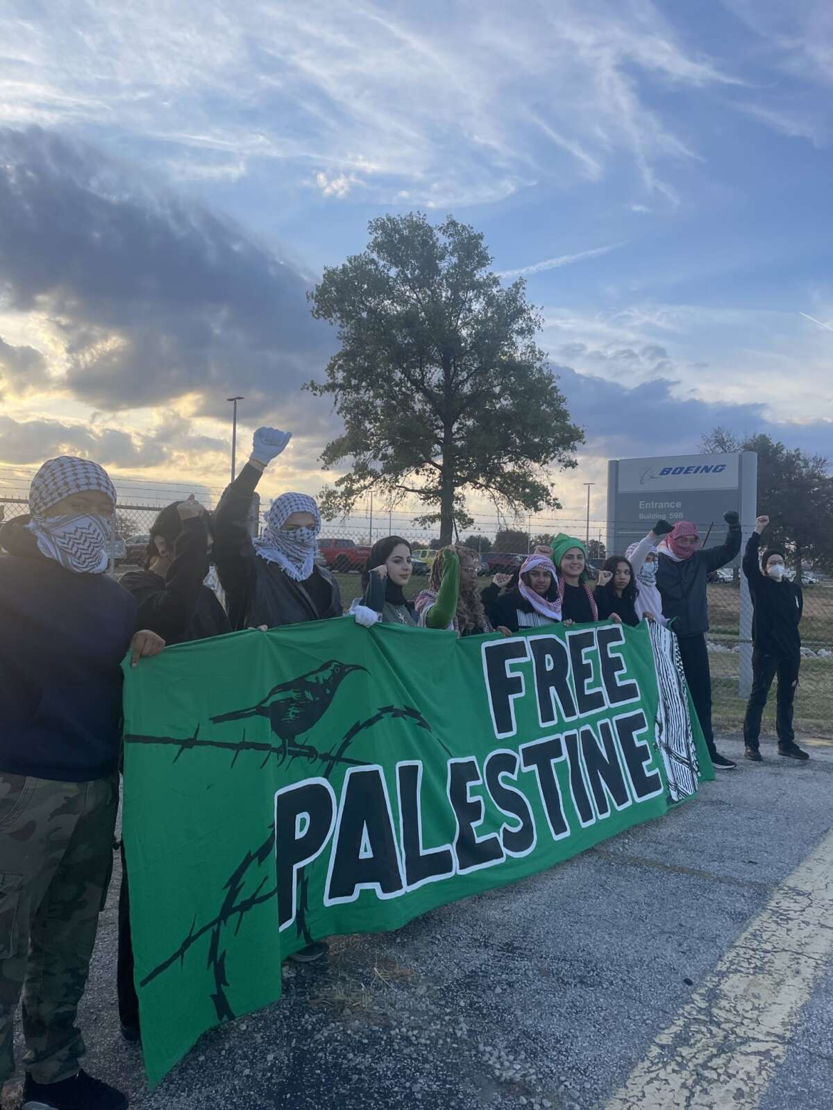 Les jeunes organisateurs bloquent la deuxième entrée du Boeing 598 en scandant.