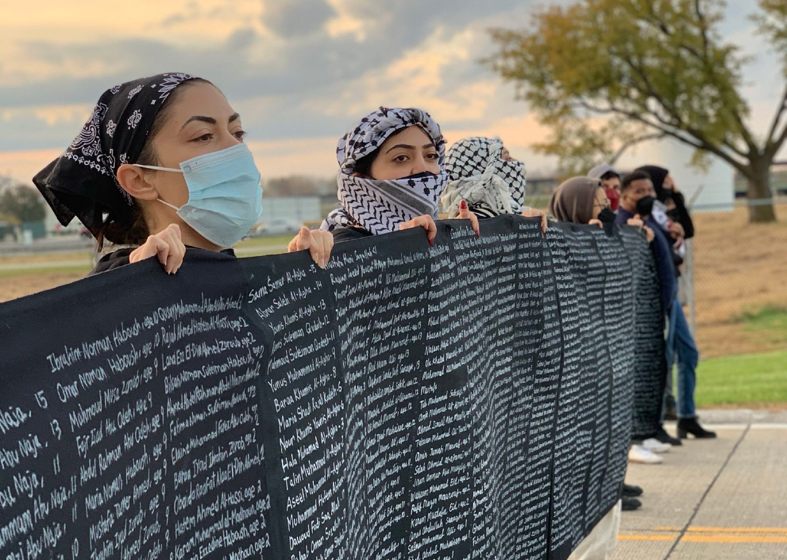 Des militants de Solidarité avec la Palestine bloquent les portes de Boeing pour empêcher la livraison de bombes