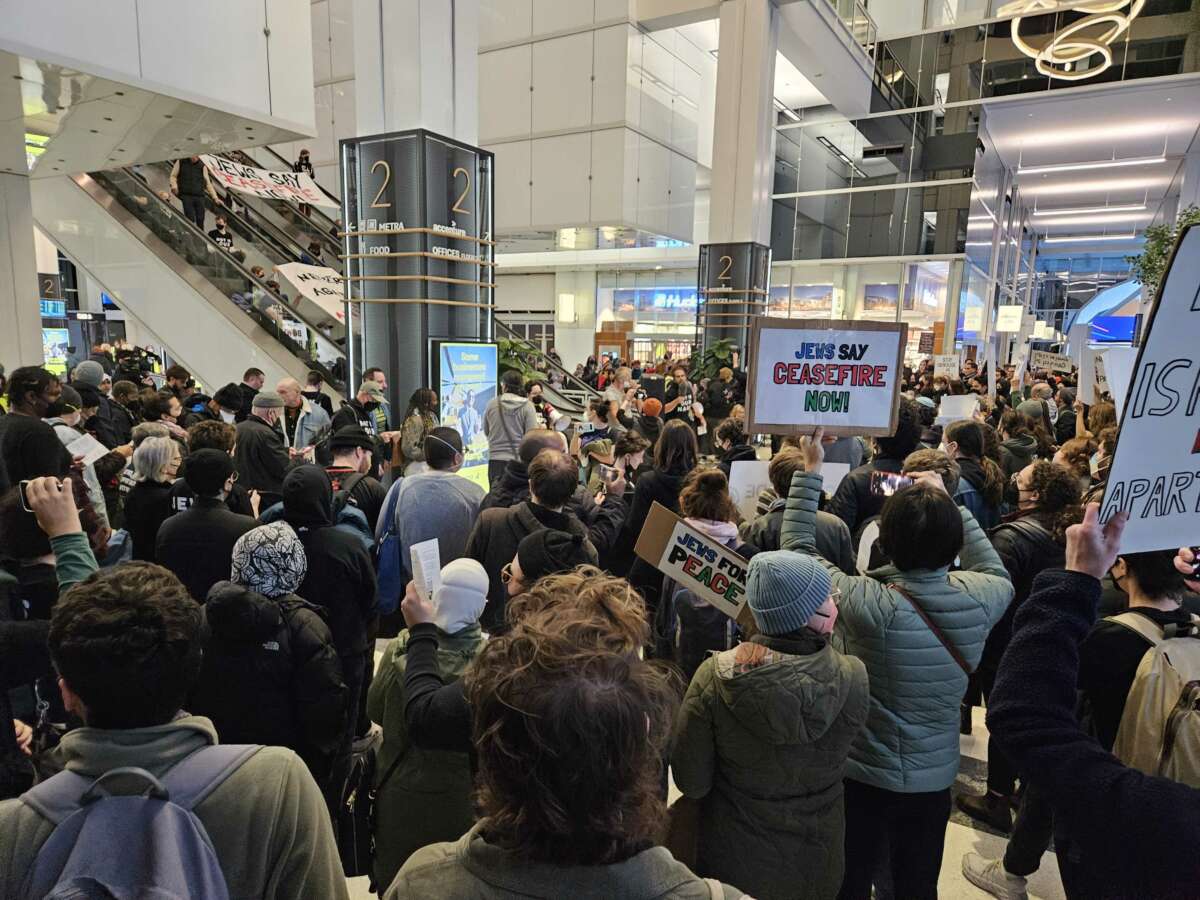 Des manifestants de plusieurs États du Midwest se rassemblent au Olgivie Transportation Center, dans le centre-ville de Chicago, pour exiger un cessez-le-feu à Gaza, le 13 novembre 2023.