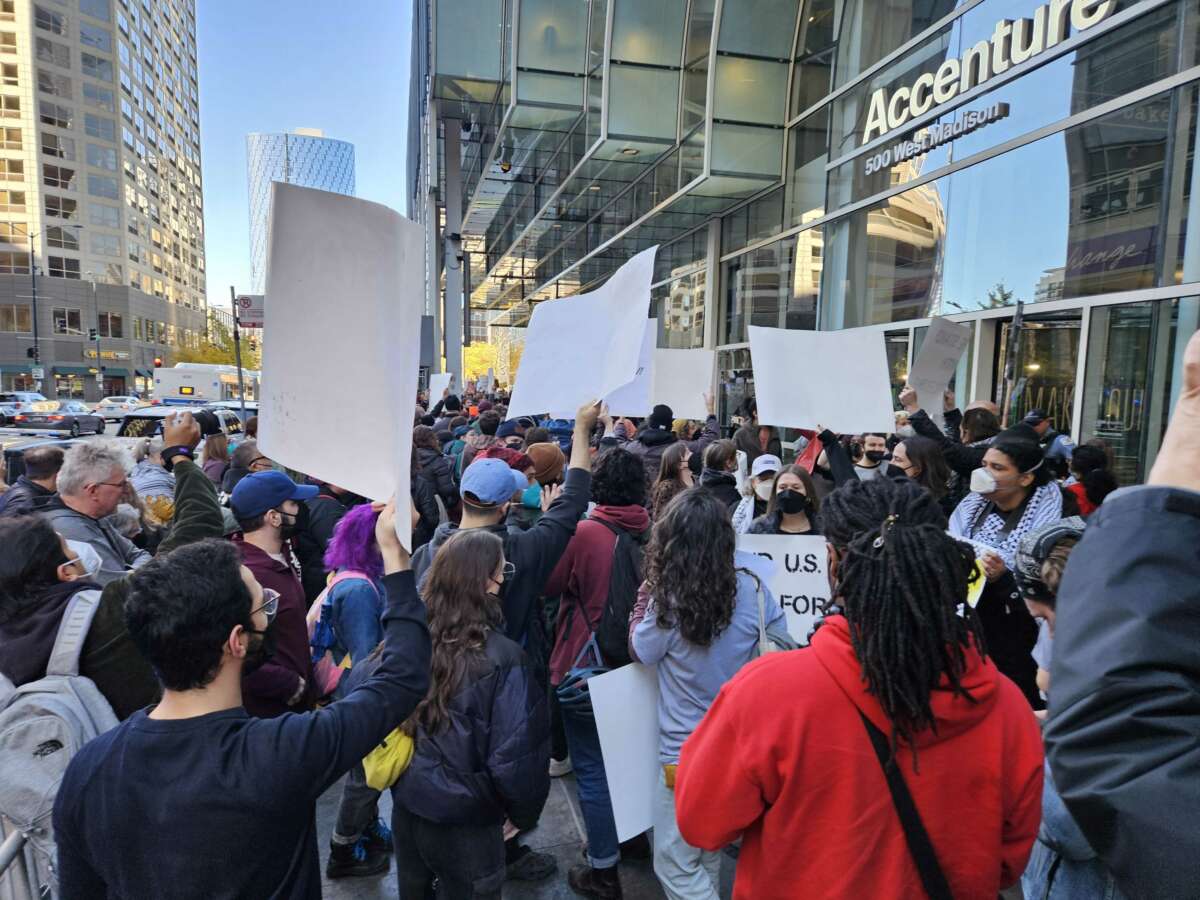 Des manifestants de plusieurs États du Midwest se rassemblent au Olgivie Transportation Center, dans le centre-ville de Chicago, pour exiger un cessez-le-feu à Gaza, le 13 novembre 2023.