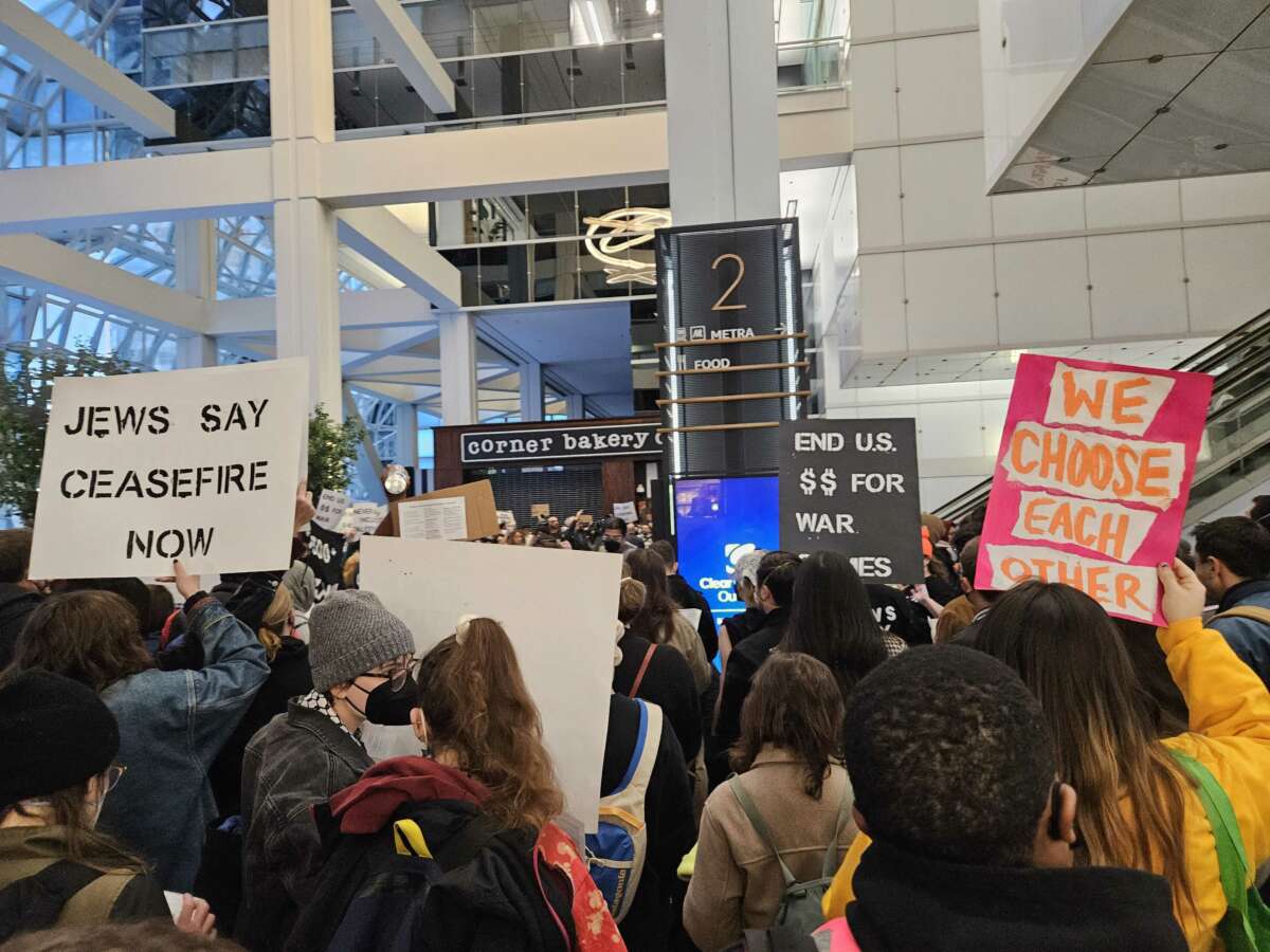 Des manifestants de plusieurs États du Midwest se rassemblent au Olgivie Transportation Center, dans le centre-ville de Chicago, pour exiger un cessez-le-feu à Gaza, le 13 novembre 2023.