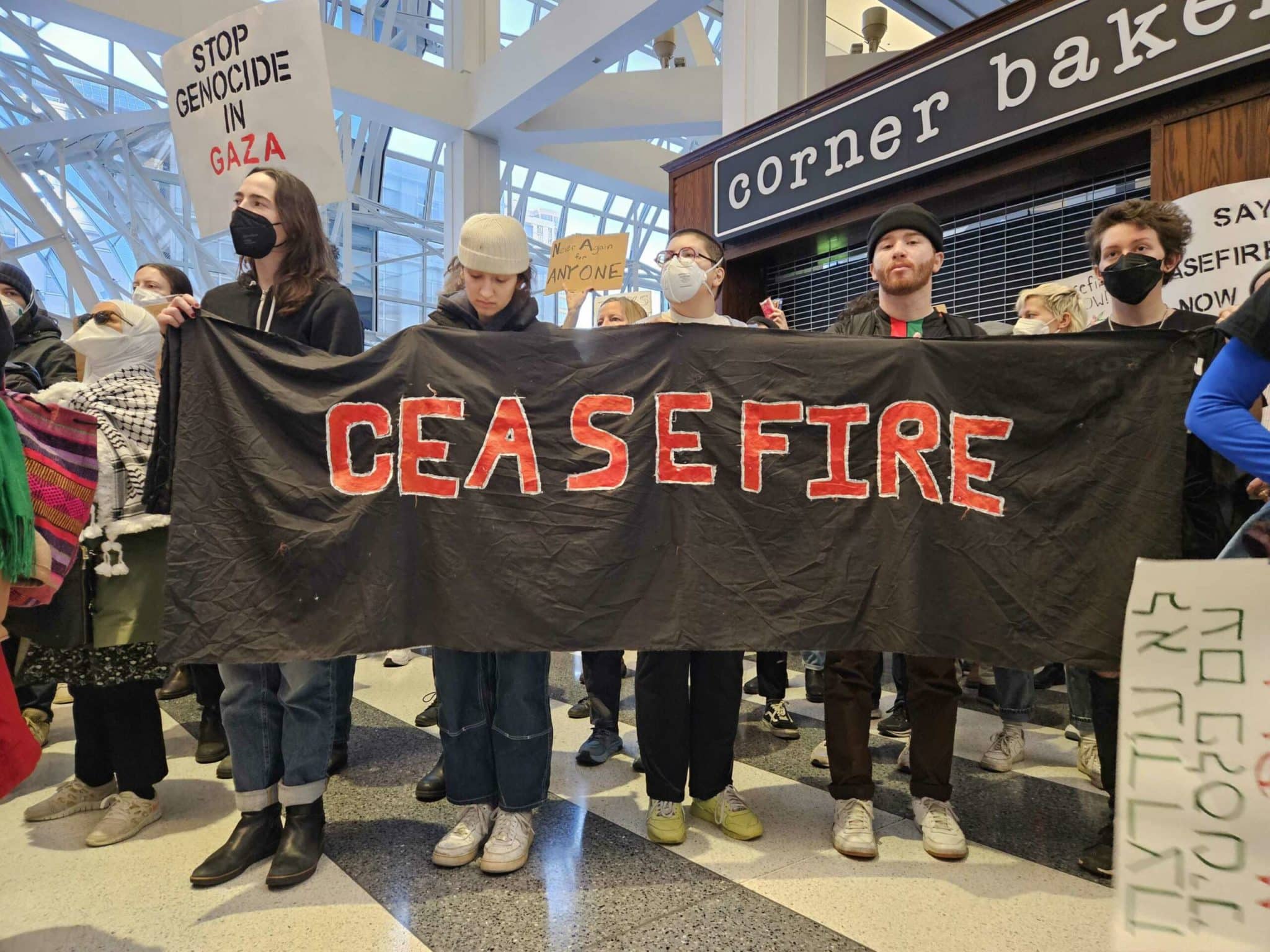 Plus de 1 000 manifestants ont fermé la gare de Chicago pour exiger le cessez-le-feu
