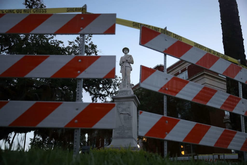 Un projet de loi de Floride donnerait au gouvernement le pouvoir d'évincer les responsables qui suppriment les monuments confédérés