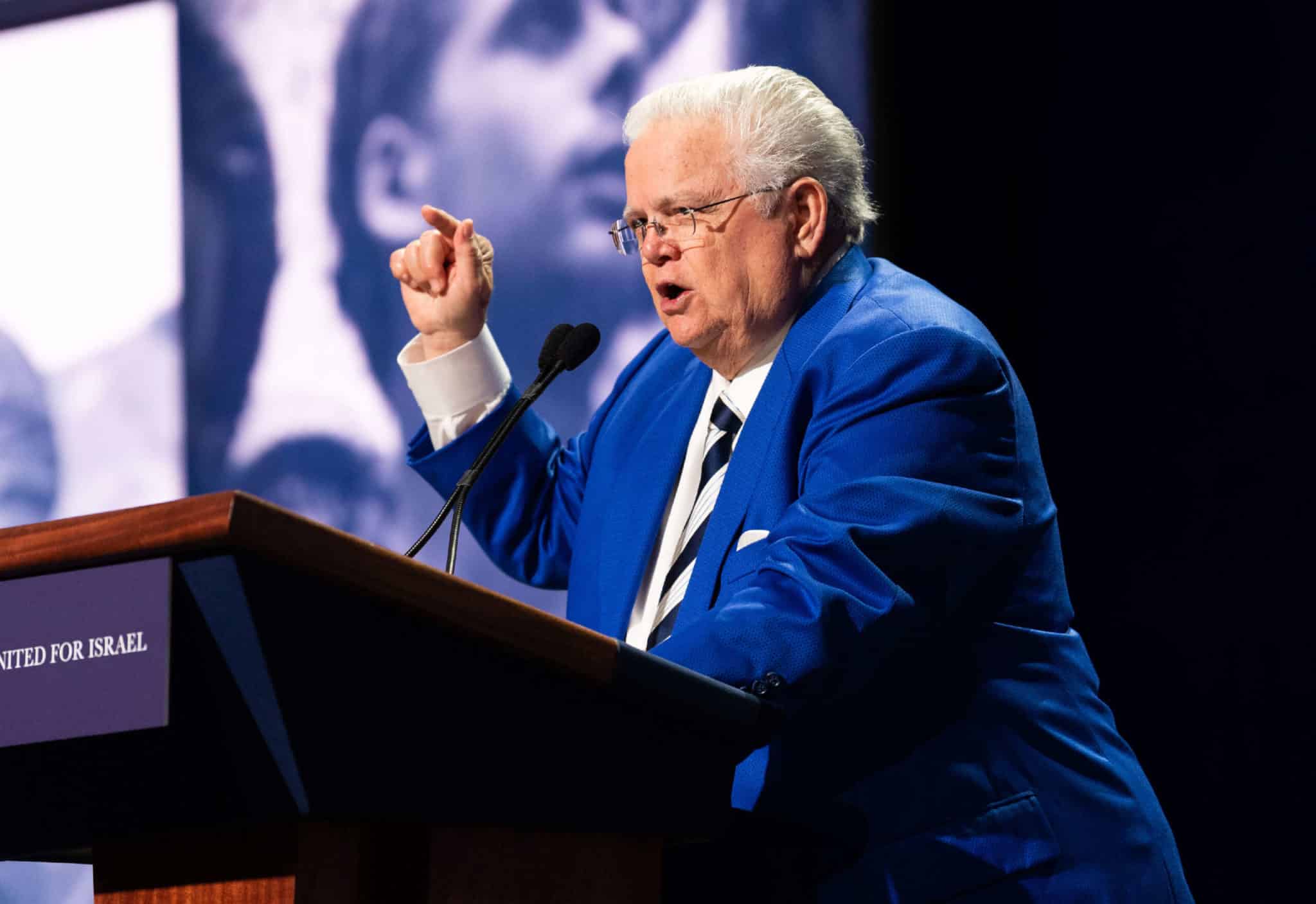 Schumer critiqué pour avoir pris la parole lors d’un rassemblement pro-israélien aux côtés de l’antisémite John Hagee