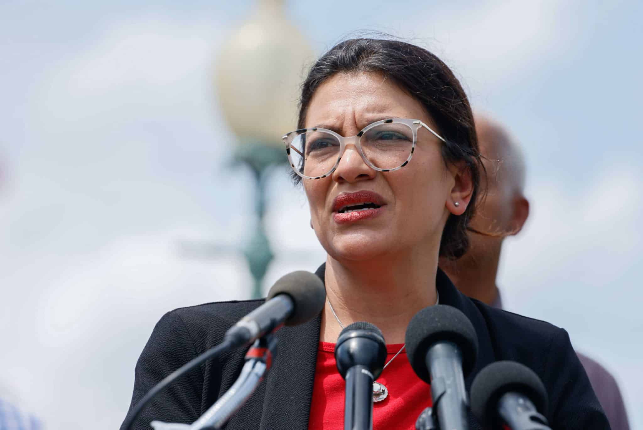 L’AOC dénonce une offre de 20 millions de dollars pour renverser Tlaib, la qualifiant de « corruption de notre politique »