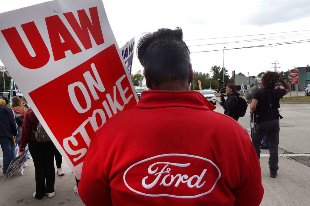 Après près de 6 semaines de grève, l'UAW remporte un accord provisoire historique avec Ford