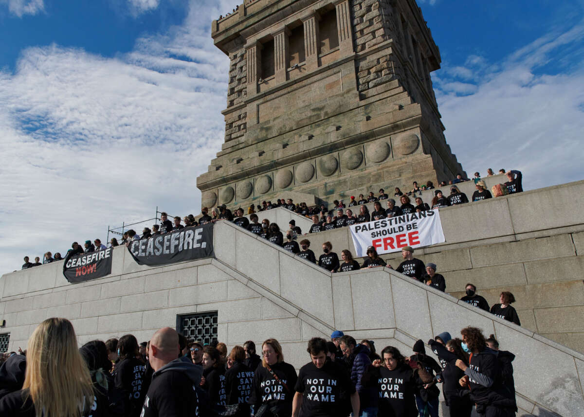 Les manifestants de Jewish Voice for Peace appellent à un cessez-le-feu à Gaza, devant la Statue de la Liberté.