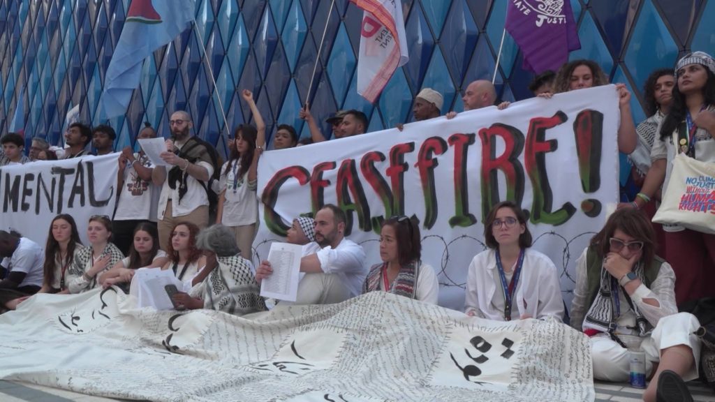 Des militants de la COP28 défient les restrictions de protestation des Émirats arabes unis pour exiger un cessez-le-feu à Gaza