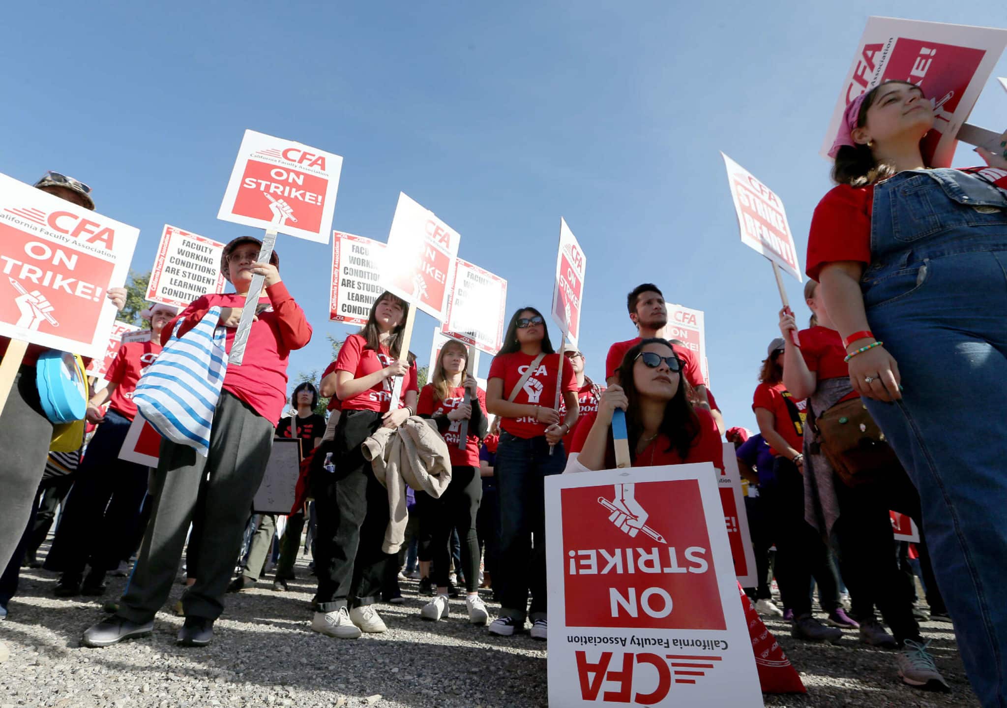 Grève des professeurs de l'Université d'État de Californie pour de meilleurs salaires et un congé parental