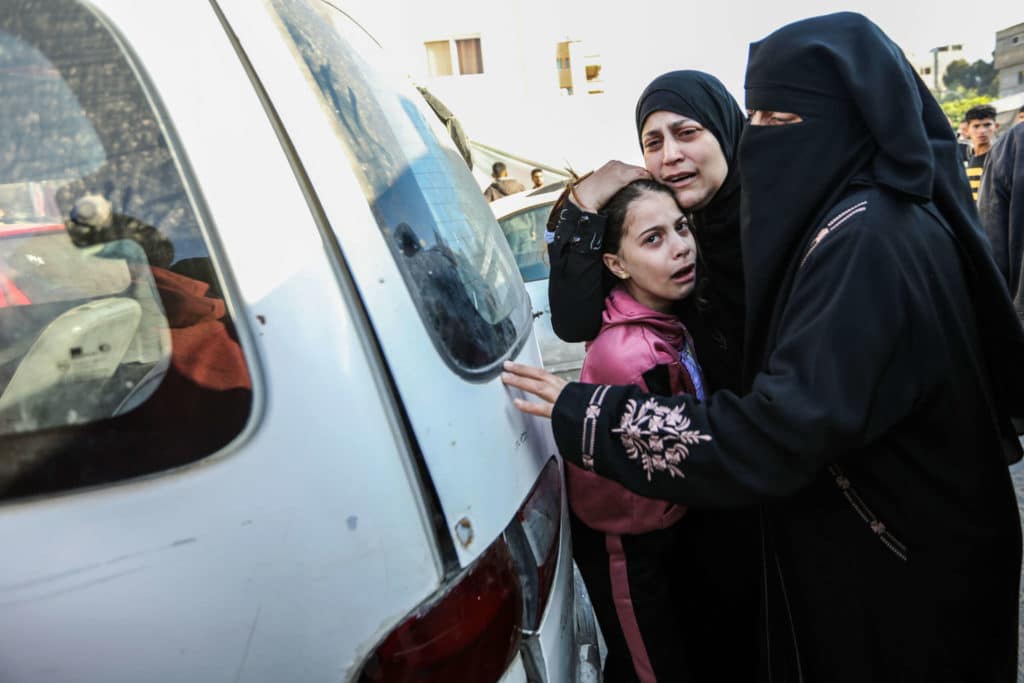 Tsahal a tiré sur une civile enceinte à l’extérieur d’un hôpital assiégé de Gaza, selon un membre du personnel