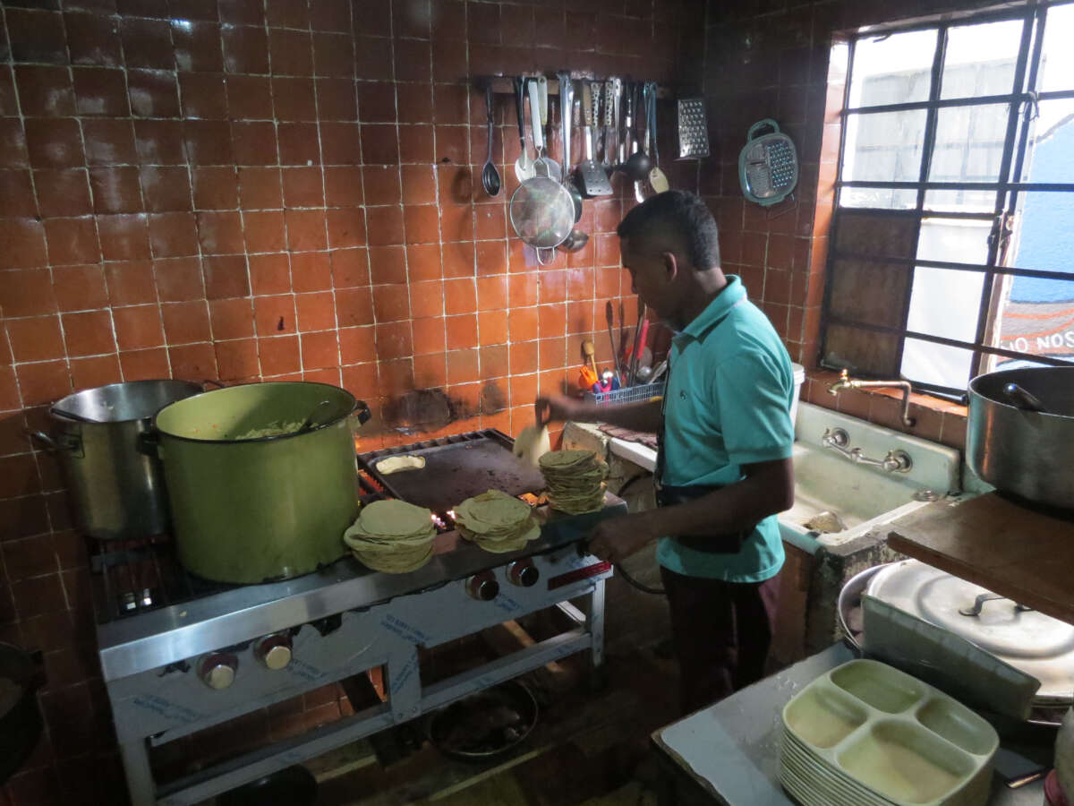 Des centaines de migrants ont campé devant une église du centre de Mexico, car l'église elle-même est pleine.