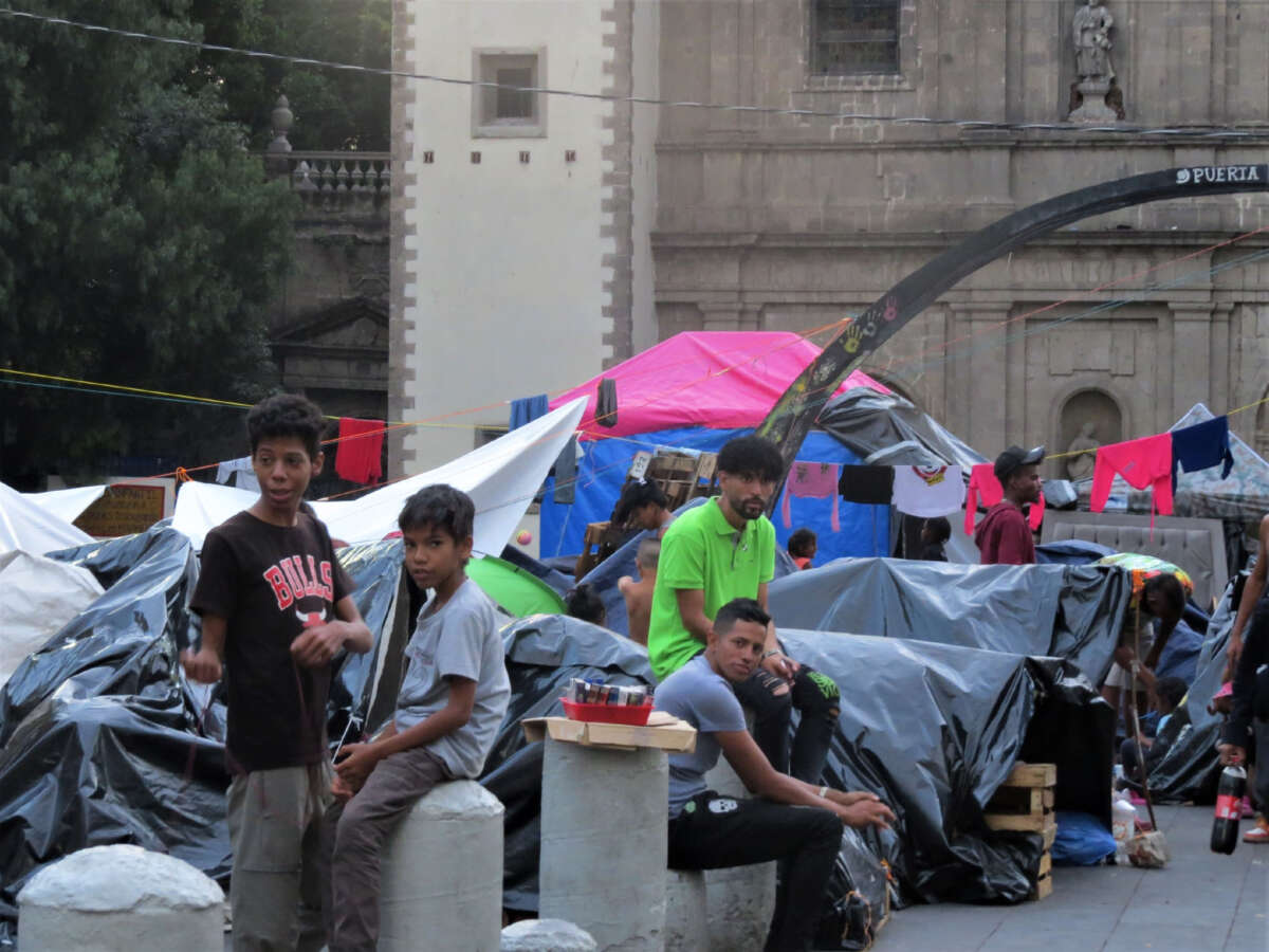 Janaiker Guerra (t-shirt vert) au campement de migrants devant une église à Mexico