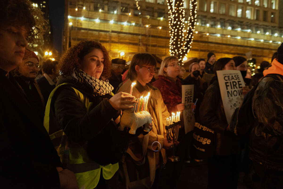 Des organisateurs juifs et leurs alliés participent à une manifestation sur le pont de Washinton Street à Chicago, dans l'Illinois, bloquant la circulation dans le cadre d'une manifestation visant à attirer l'attention sur les attaques israéliennes sur Gaza, le 14 décembre 2023.