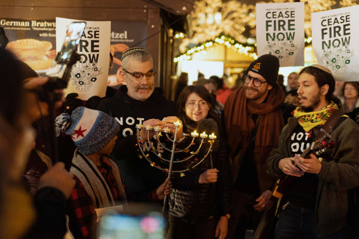 Des organisateurs juifs et leurs alliés participent à une manifestation sur le pont de Washinton Street à Chicago, dans l'Illinois, bloquant la circulation dans le cadre d'une manifestation visant à attirer l'attention sur les attaques israéliennes sur Gaza, le 14 décembre 2023.