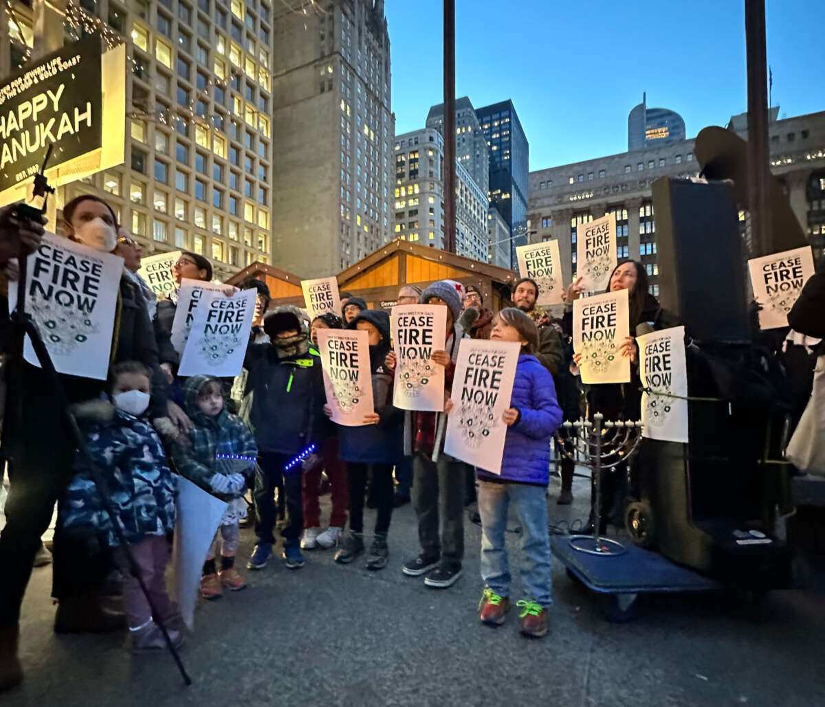 Des organisateurs juifs et leurs alliés participent à une manifestation sur le pont de Washinton Street à Chicago, dans l'Illinois, bloquant la circulation dans le cadre d'une manifestation visant à attirer l'attention sur les attaques israéliennes sur Gaza, le 14 décembre 2023.