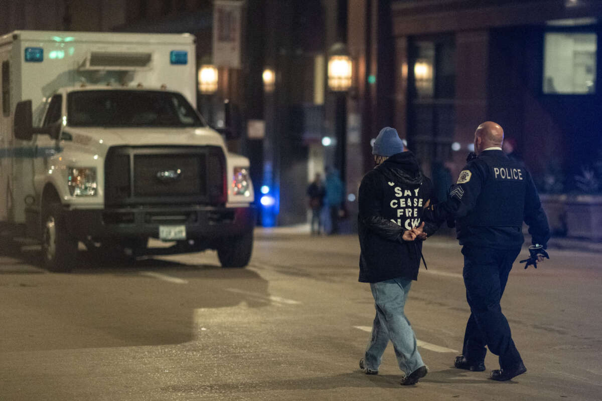 Un manifestant est emmené par un policier lors d'un rassemblement à Chicago, dans l'Illinois.