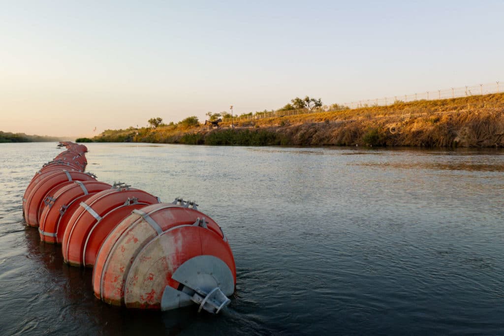 La Cour d'appel demande au Texas de retirer les bouées rasoir anti-migrants du Rio Grande