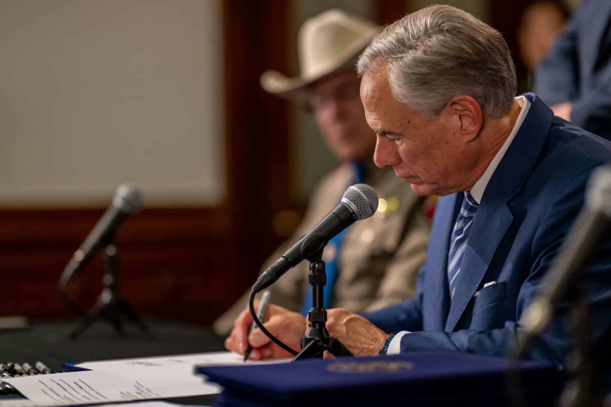Des groupes de défense des droits dénoncent les projets de loi anti-migrants que le gouverneur du Texas s'apprête à signer