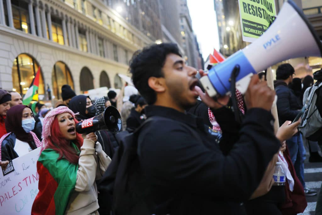 Les membres de l'UAW et du Syndicat américain des postiers mènent la marche de New York pour Gaza