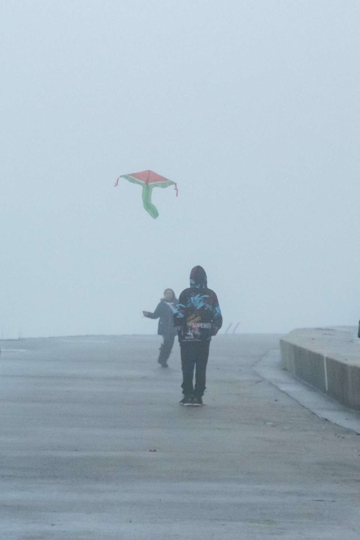 Des gens se rassemblent au bord du lac pour pleurer l'écrivain et activiste palestinien Refaat Alareer, le 23 décembre 2023, à Chicago, dans l'Illinois.