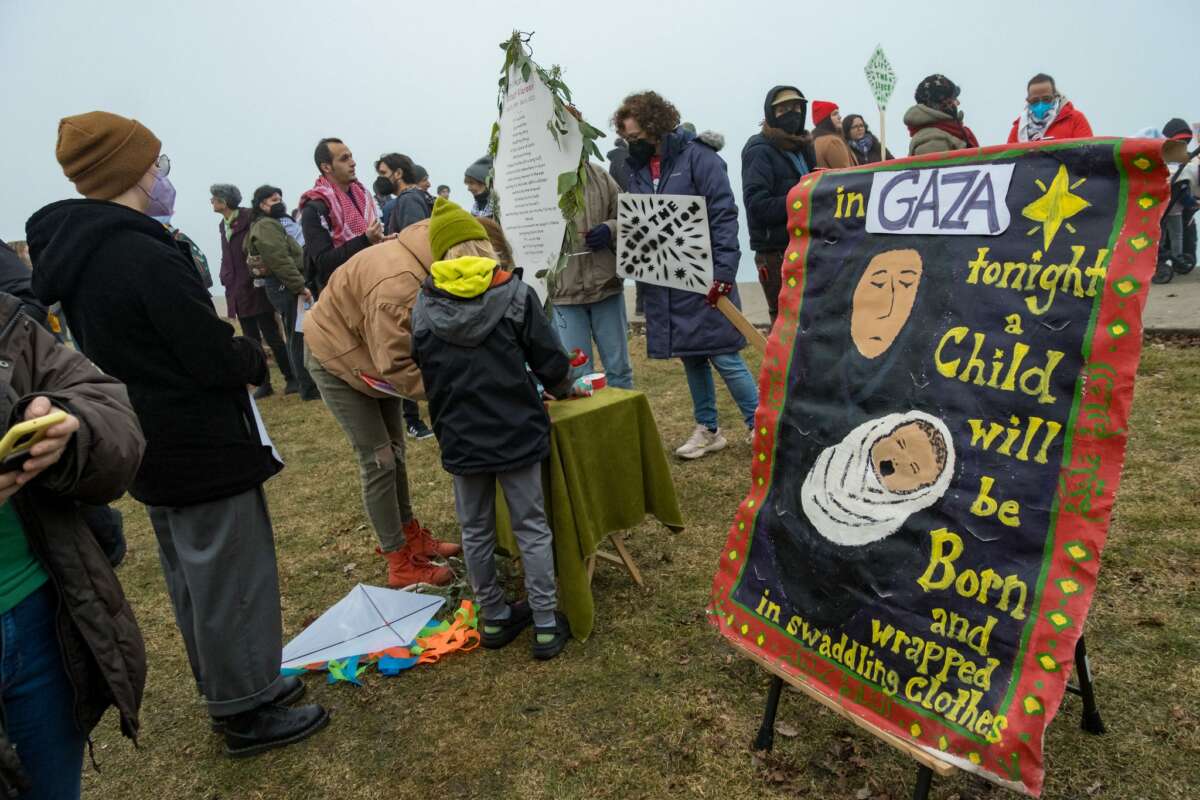 Des gens se rassemblent au bord du lac pour pleurer l'écrivain et activiste palestinien Refaat Alareer, le 23 décembre 2023, à Chicago, dans l'Illinois.