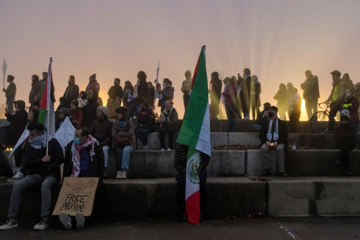 Des centaines de personnes se rassemblent au bord du lac pour pleurer l'écrivain et activiste palestinien Refaat Alareer, le 23 décembre 2023, à Chicago, dans l'Illinois.