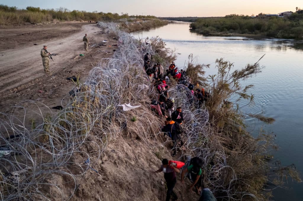 Des groupes de défense des droits poursuivent le Texas pour bloquer une nouvelle loi ciblant les migrants