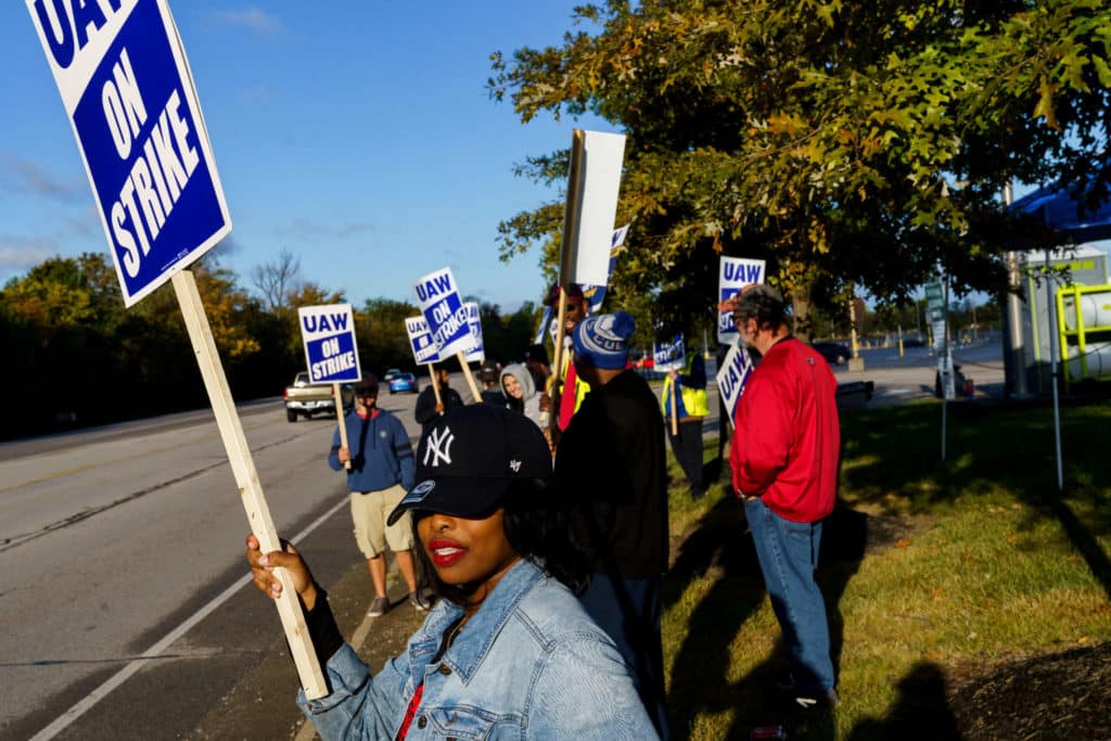 Les démocrates du Sénat avertissent les constructeurs automobiles de ne pas interférer avec la vaste campagne syndicale de l'UAW