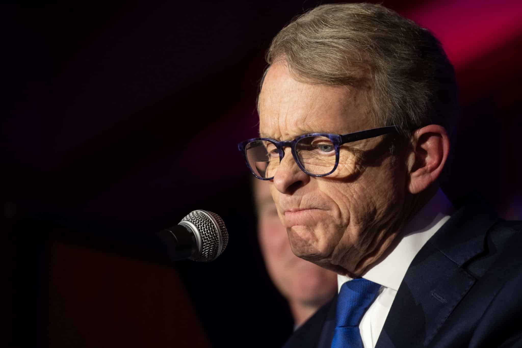 DeWine ordonne à l'Ohio de créer de nouvelles règles restreignant les soins d'affirmation de genre