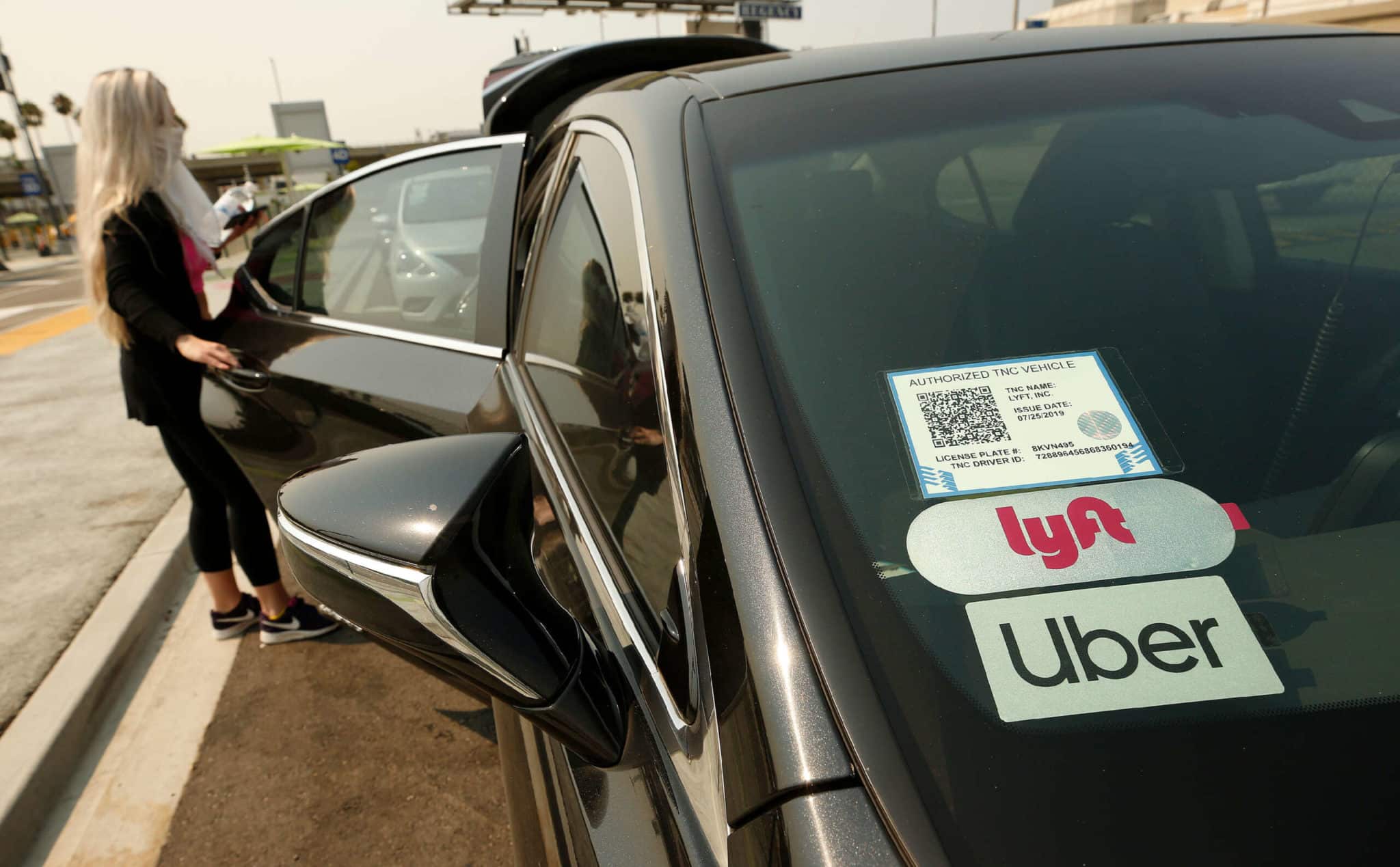 Les travailleurs d'Uber, Lyft et DoorDash pourraient bénéficier d'avantages sociaux en vertu de la nouvelle règle du travail