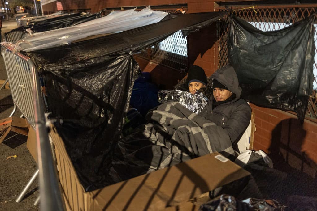 Des défenseurs luttent contre l'expulsion des demandeurs d'asile des logements financés par la ville à New York