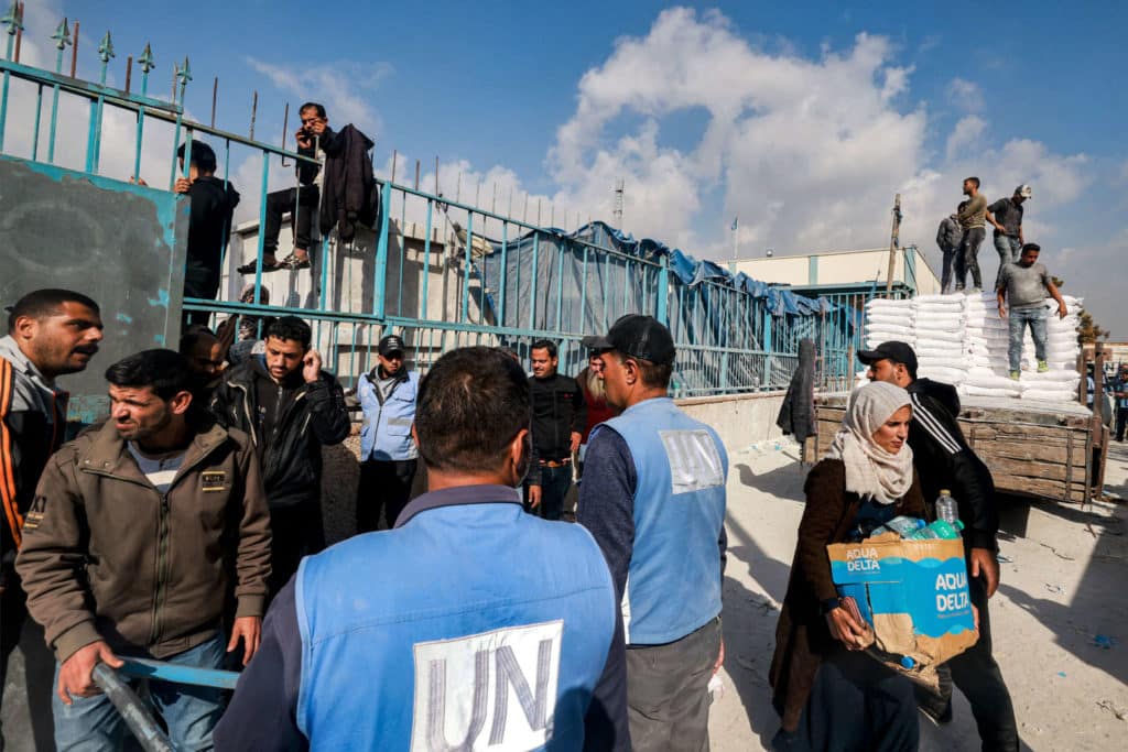 11 pays suspendent les fonds destinés au groupe d'aide primaire à la Palestine alors que Gaza meurt de faim