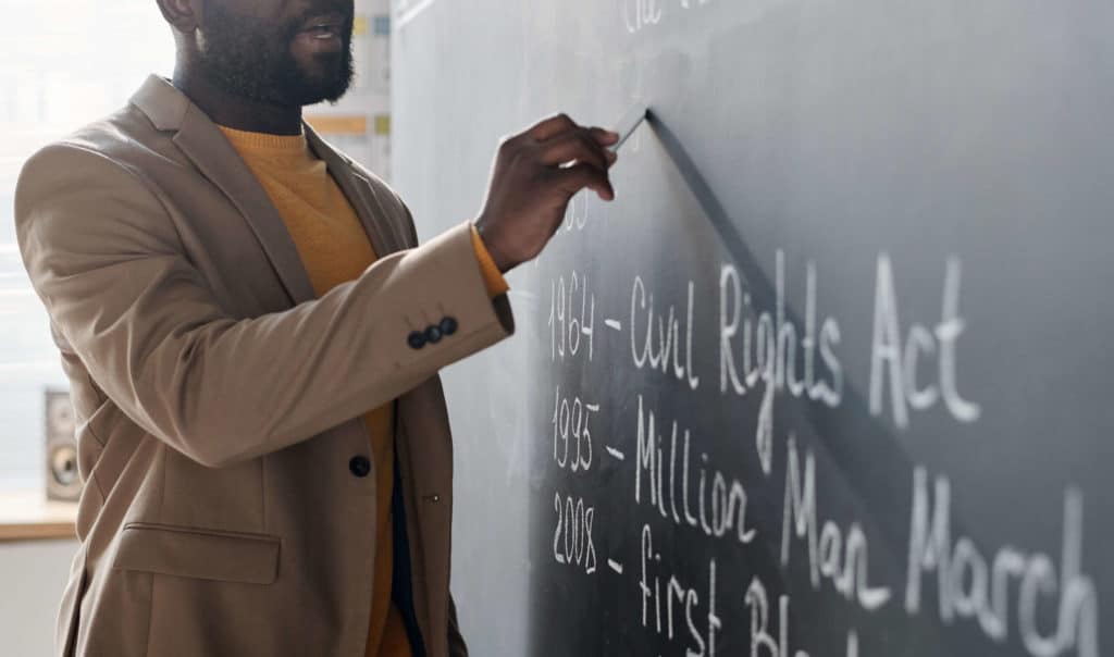 Le conseil scolaire entièrement blanc du Missouri vote pour supprimer les cours d’histoire des Noirs