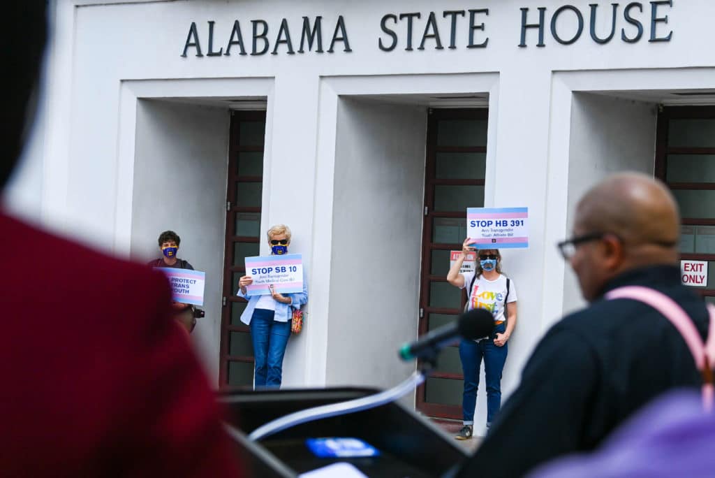 Le juge refuse de retarder le procès sur l'interdiction de soins d'affirmation de genre pour les mineurs en Alabama