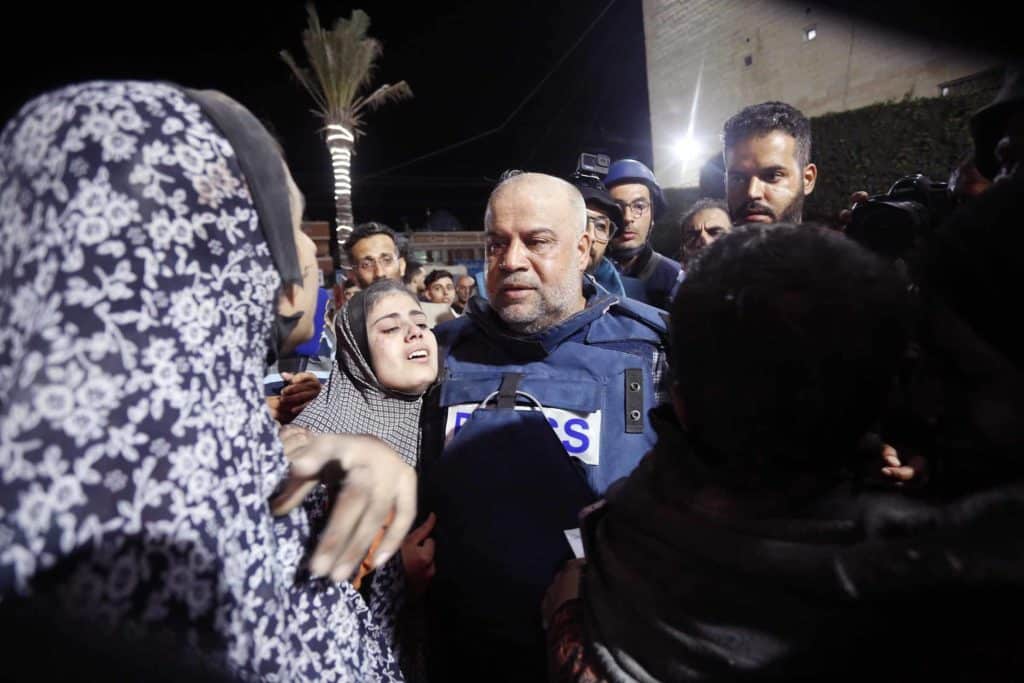 Wael al-Dahdouh speaks to grieving Palestinians
