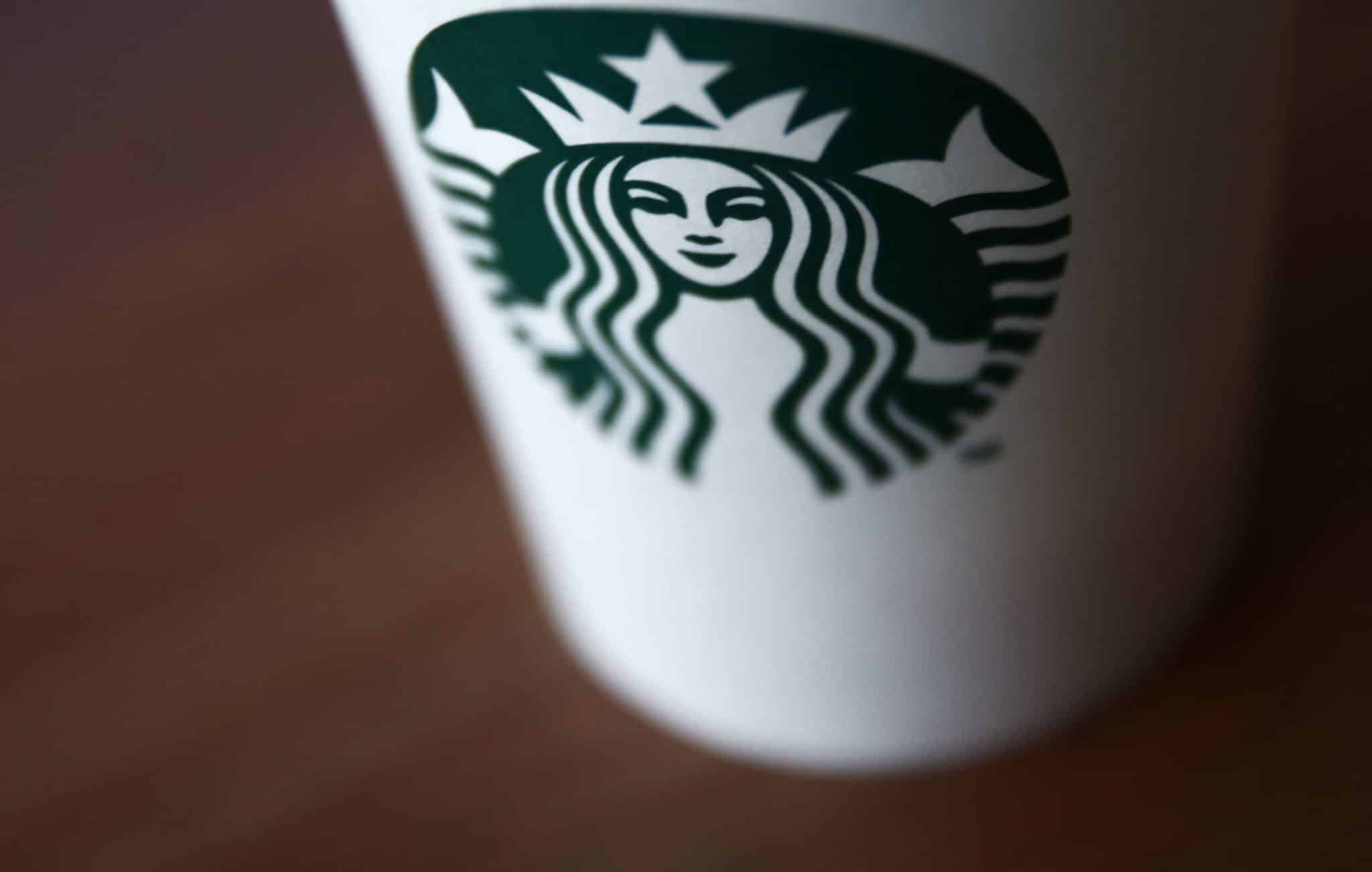 Un juge fédéral ordonne à Starbucks de réembaucher un dirigeant syndical licencié à tort