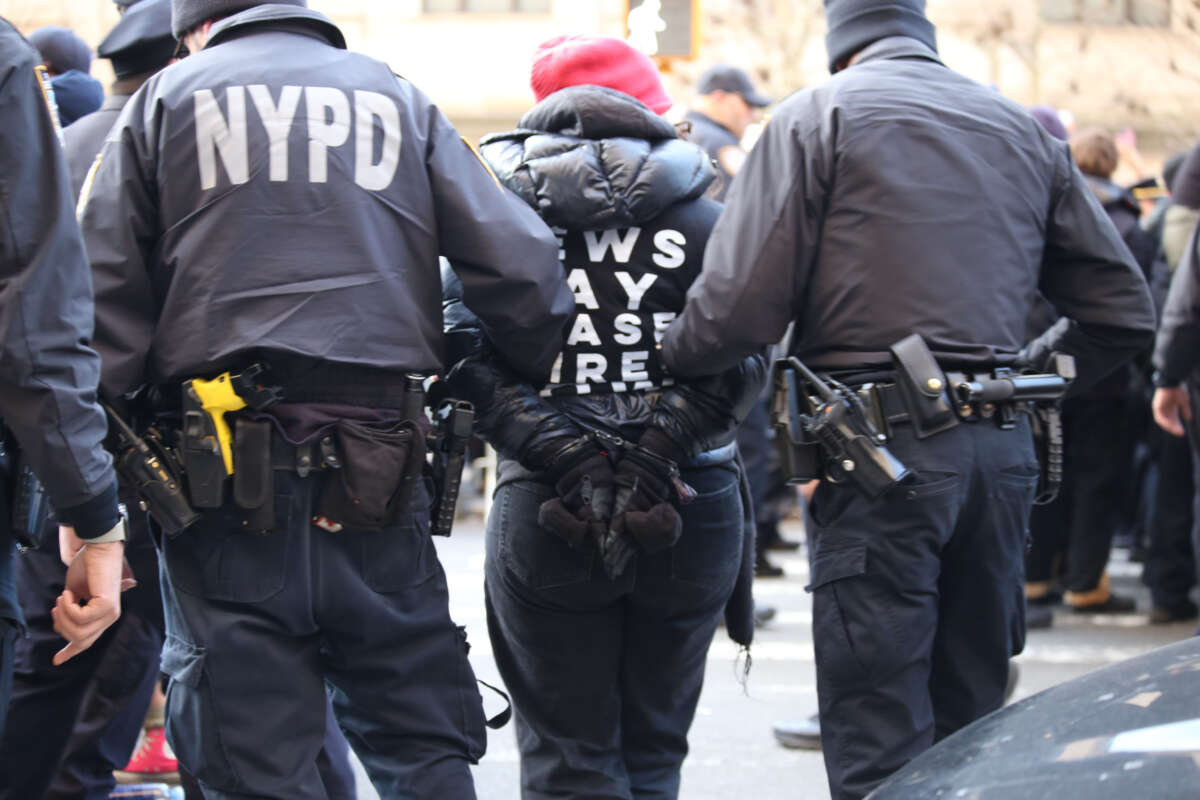 Des agents du NYPD emmènent un manifestant menotté alors que des centaines de manifestants juifs se rassemblent à New York pour protester contre le financement continu par les États-Unis de la guerre israélienne contre Gaza et pour appeler à un cessez-le-feu permanent.